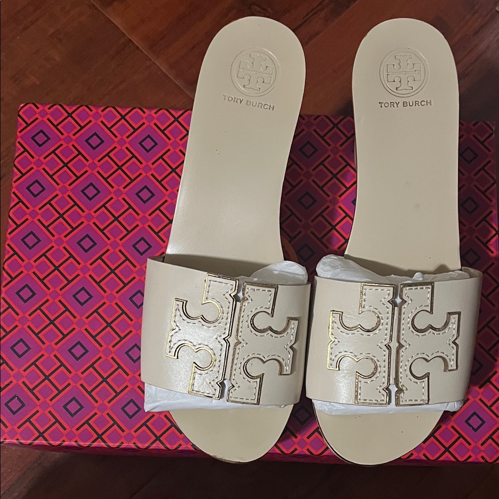 Tory Burch aimed Bomm Wedge Slide